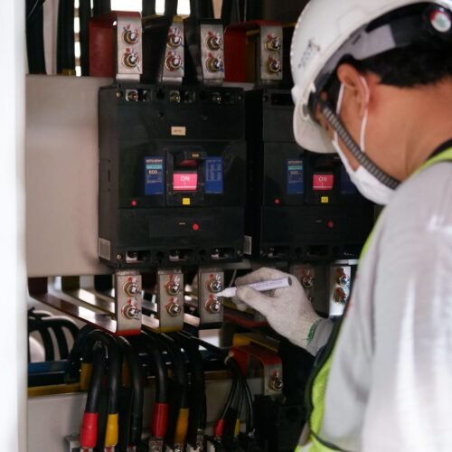 Pessoa verificando voltagem de energia elétrica