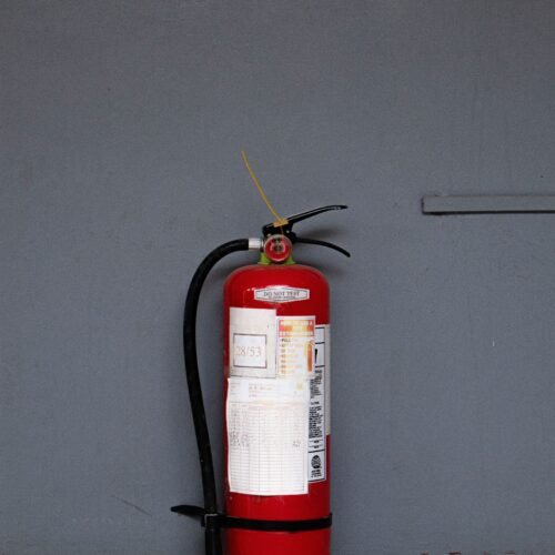 Extintor de incêndio vermelho fixado na parede