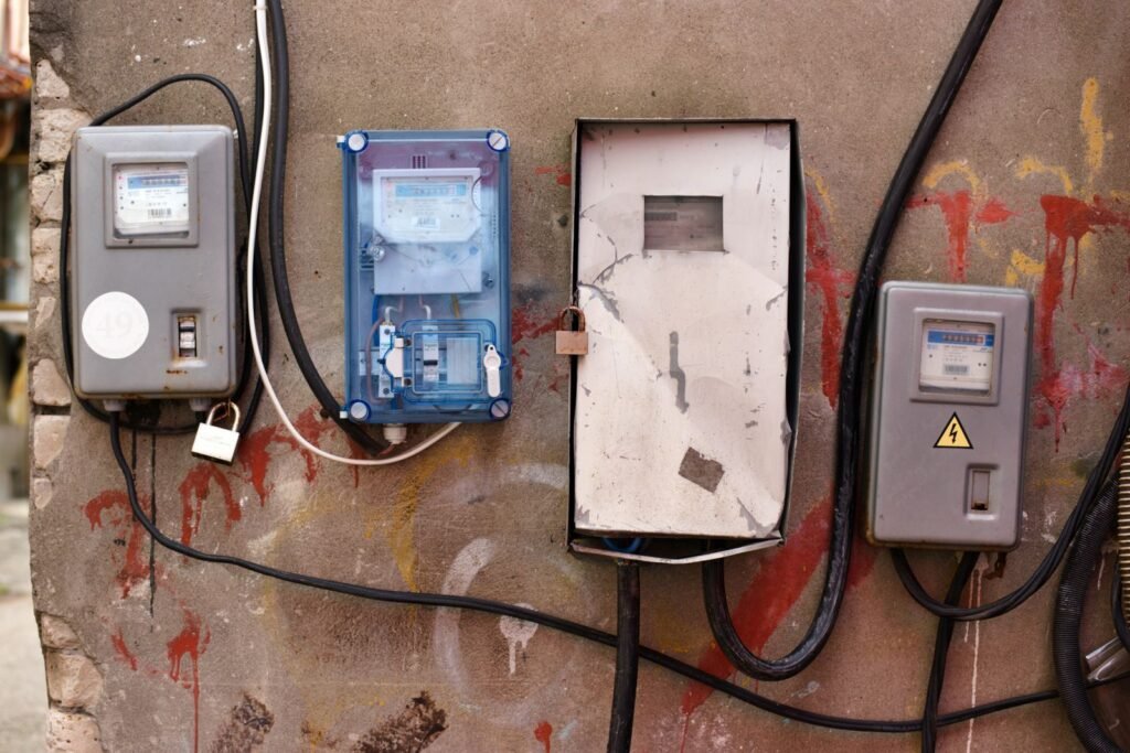 Eletricista instalando quadro de disjuntores em atendimento no Aricanduva, São Paulo