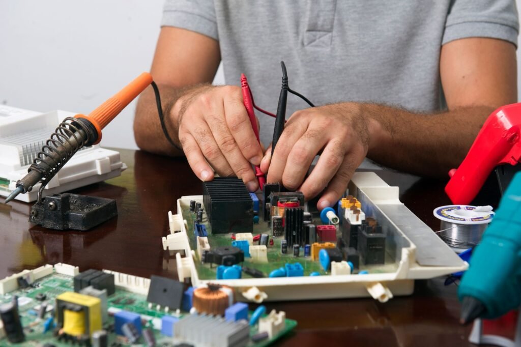 Eletricista realizando manutenção em quadro elétrico comercial na Vila Olímpia, São Paulo