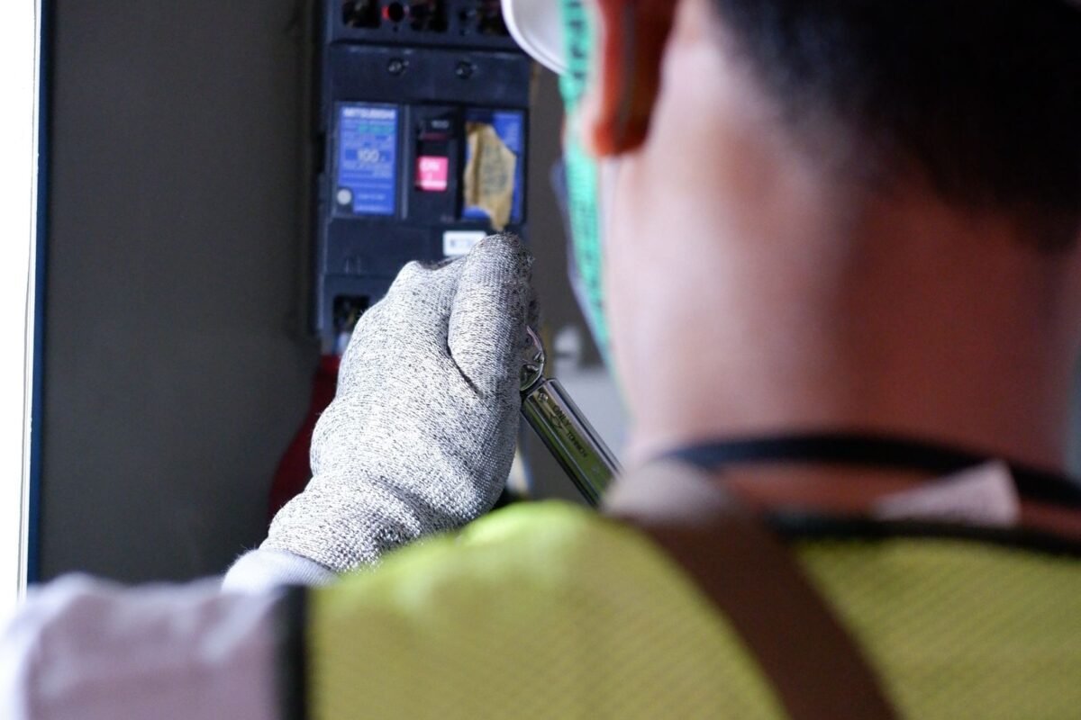 Eletricista testando quadro elétrico em atendimento residencial no Tremembé, São Paulo
