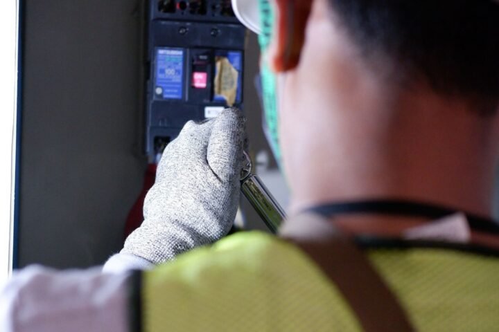 Eletricista testando quadro elétrico em atendimento residencial no Tremembé, São Paulo