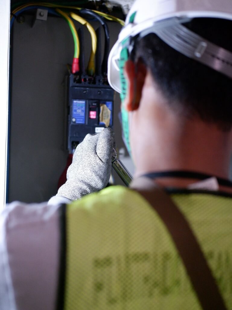 Eletricista testando quadro elétrico em atendimento residencial no Tremembé, São Paulo