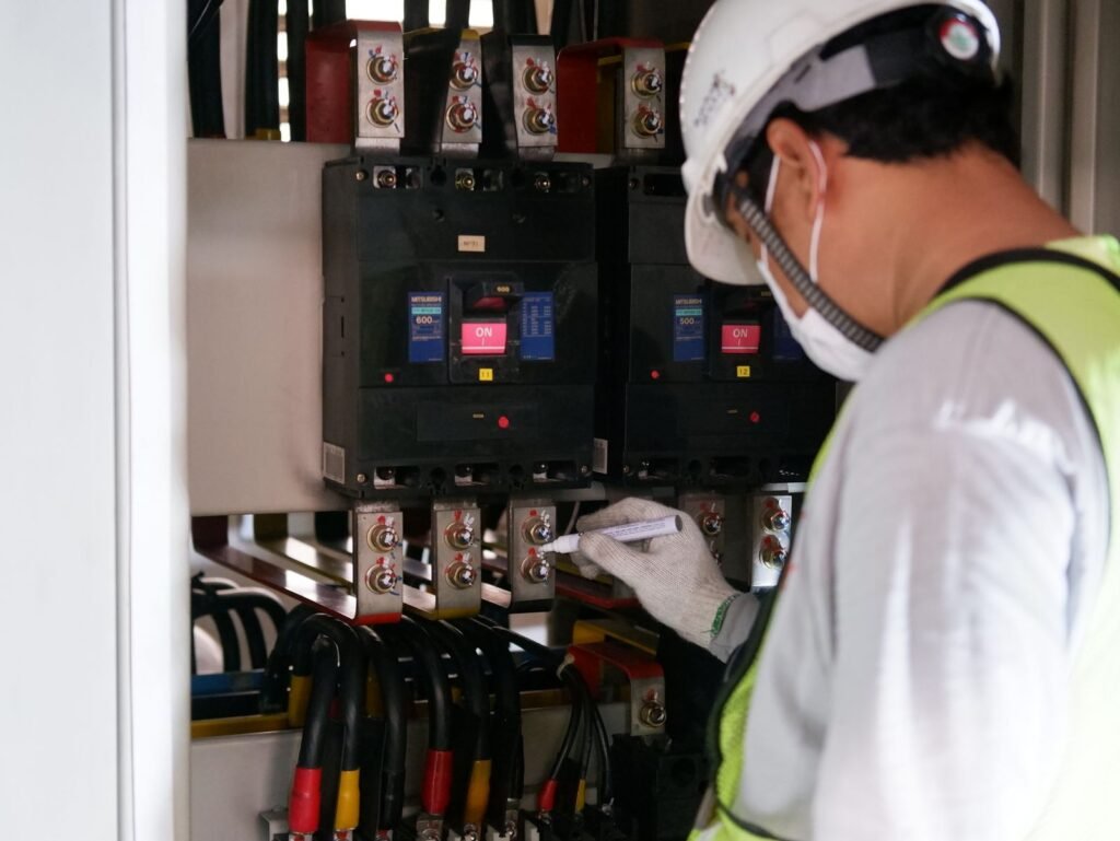 Eletricista revisando fiação residencial em atendimento no Jaçanã, São Paulo
