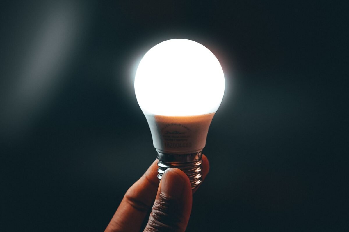 Lâmpada LED sendo instalada em ponto de luz em São Paulo