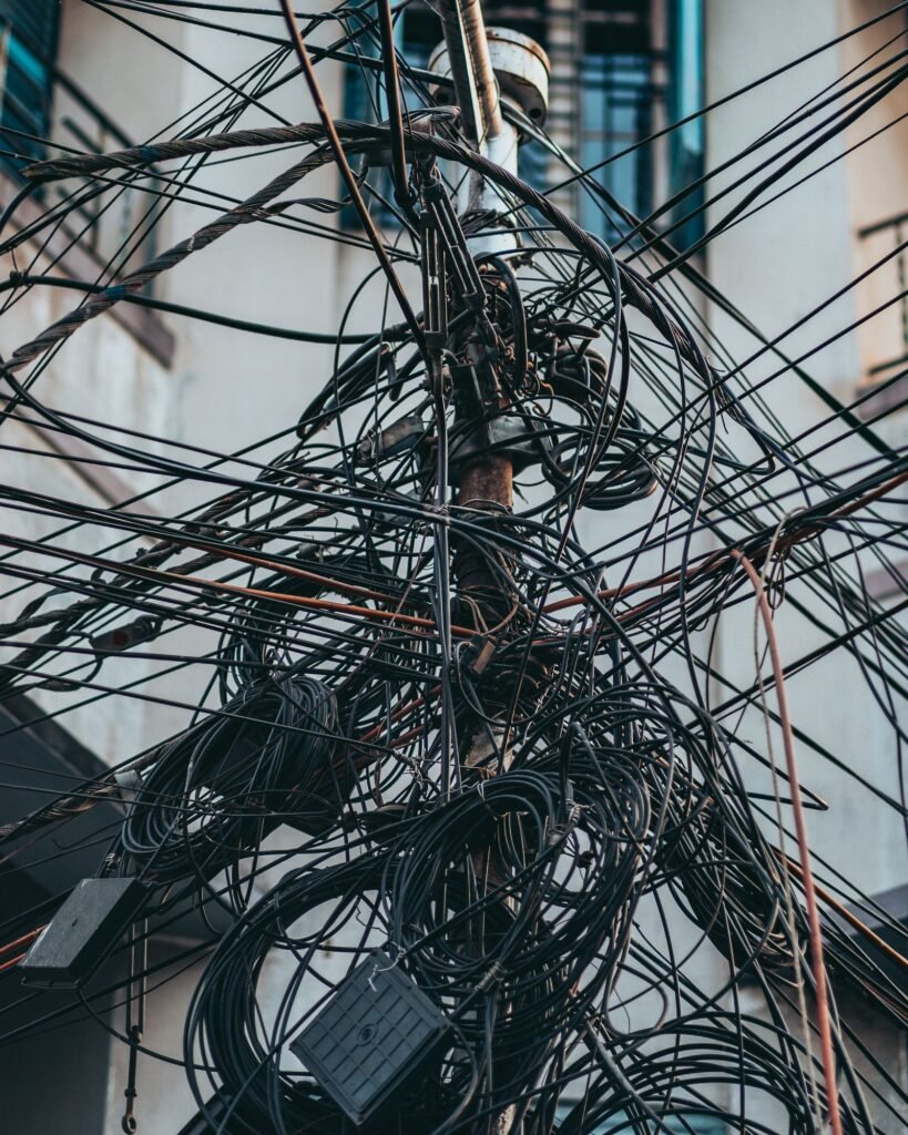 Eletricista revisando quadro elétrico em atendimento residencial na Chácara Klabin, São Paulo