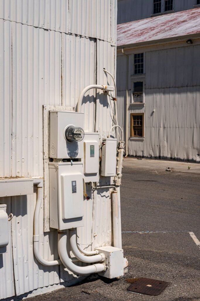 Eletricista instalando disjuntor em atendimento residencial no Campo Belo, São Paulo