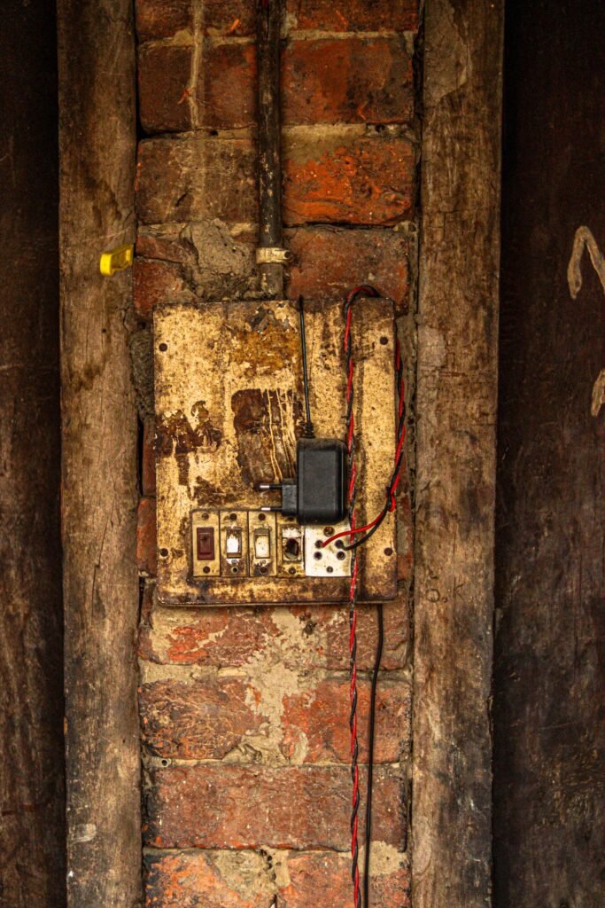 Eletricista revisando quadro elétrico em atendimento residencial na Vila Andrade, São Paulo