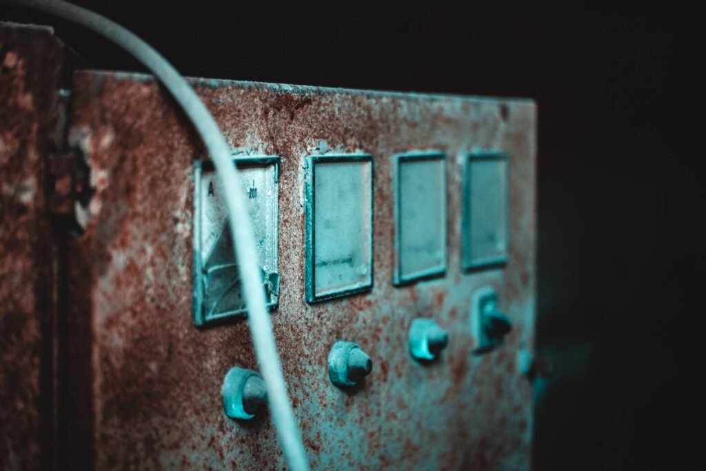 Eletricista realizando manutenção elétrica residencial na Água Rasa, São Paulo