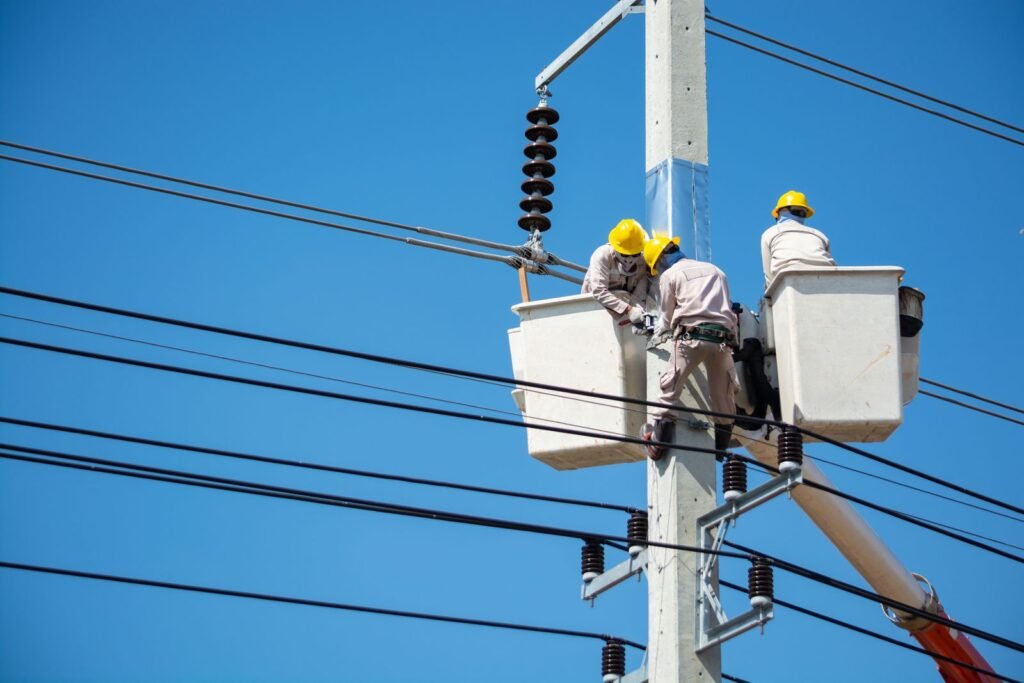 Eletricista verificando disjuntores em atendimento residencial no Ipiranga, São Paulo