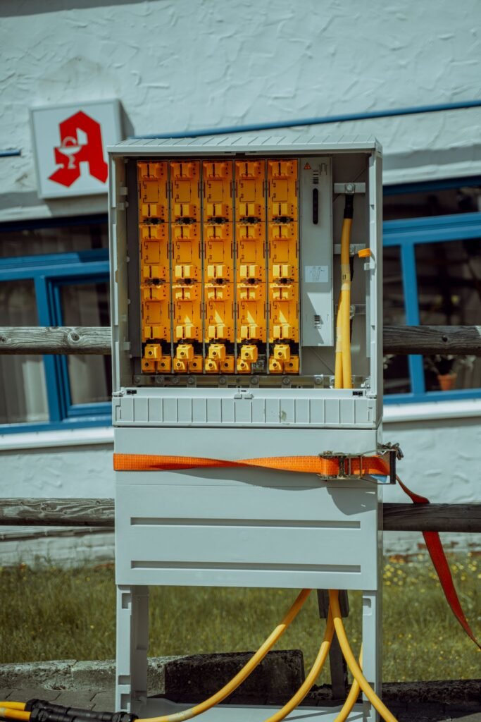 Eletricista revisando instalação elétrica em atendimento comercial no Pari, São Paulo