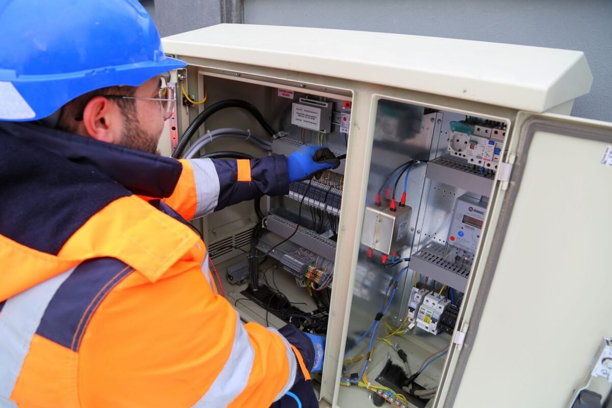 Eletricista realizando manutenção no quadro elétrico de condomínio em São Paulo