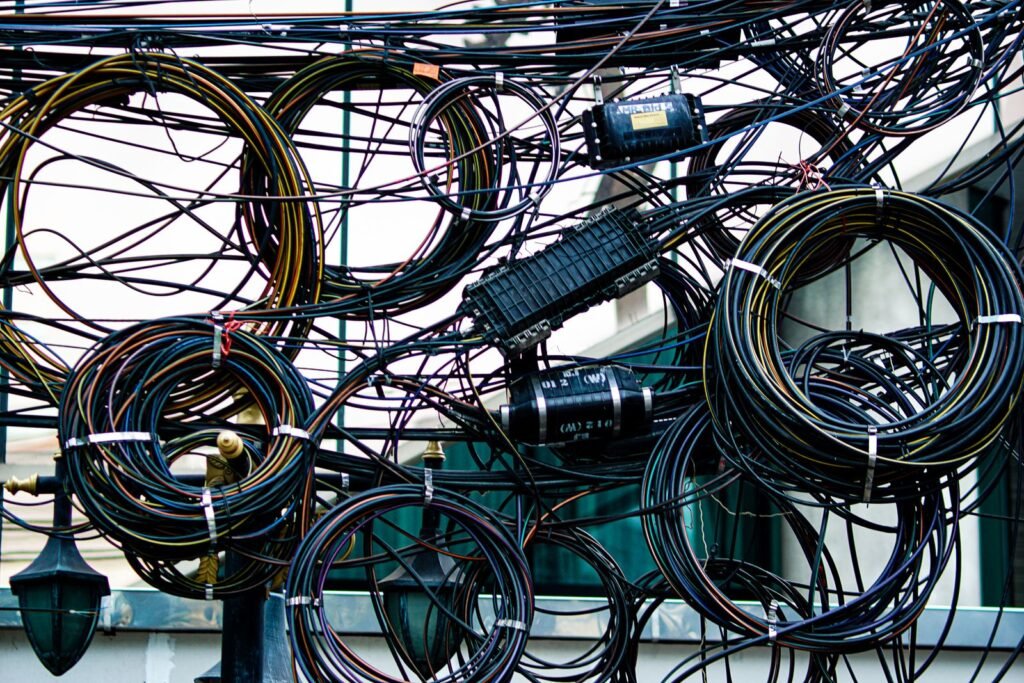 Eletricista revisando quadro elétrico em atendimento no Centro de São Paulo