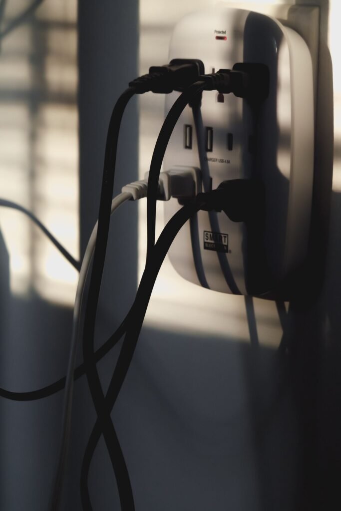Eletricista testando fiação residencial em atendimento na Vila Romana, São Paulo