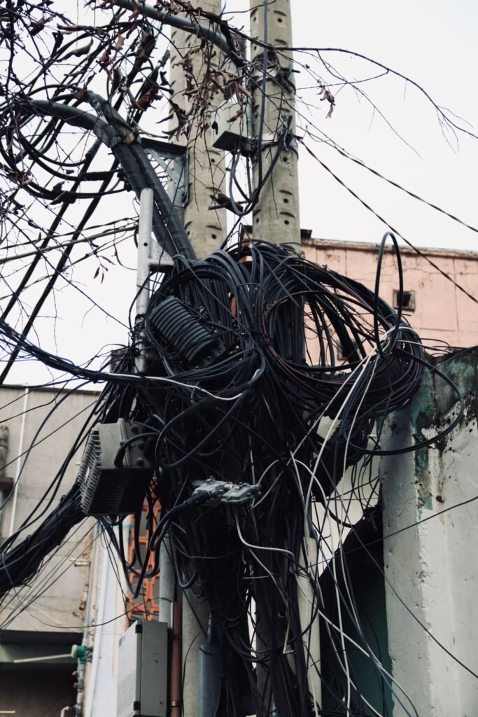 Eletricista realizando manutenção elétrica residencial em São Mateus, São Paulo