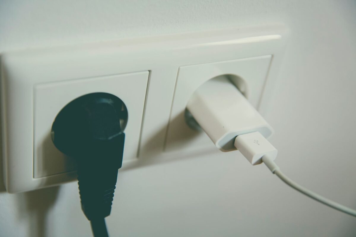Eletricista realizando manutenção elétrica residencial na Vila Formosa, São Paulo