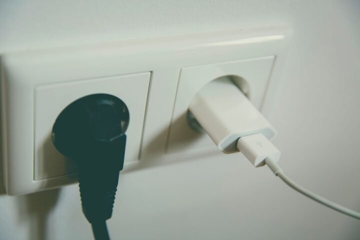 Eletricista realizando manutenção elétrica residencial na Vila Formosa, São Paulo
