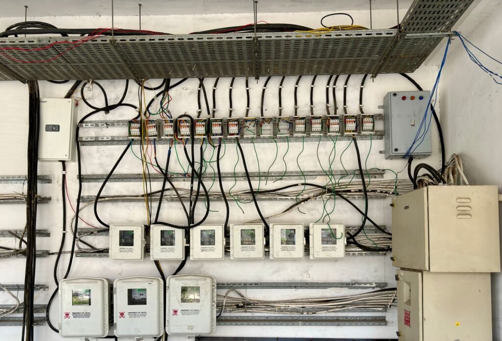 Eletricista instalando quadro elétrico em atendimento residencial em Itaquera, São Paulo