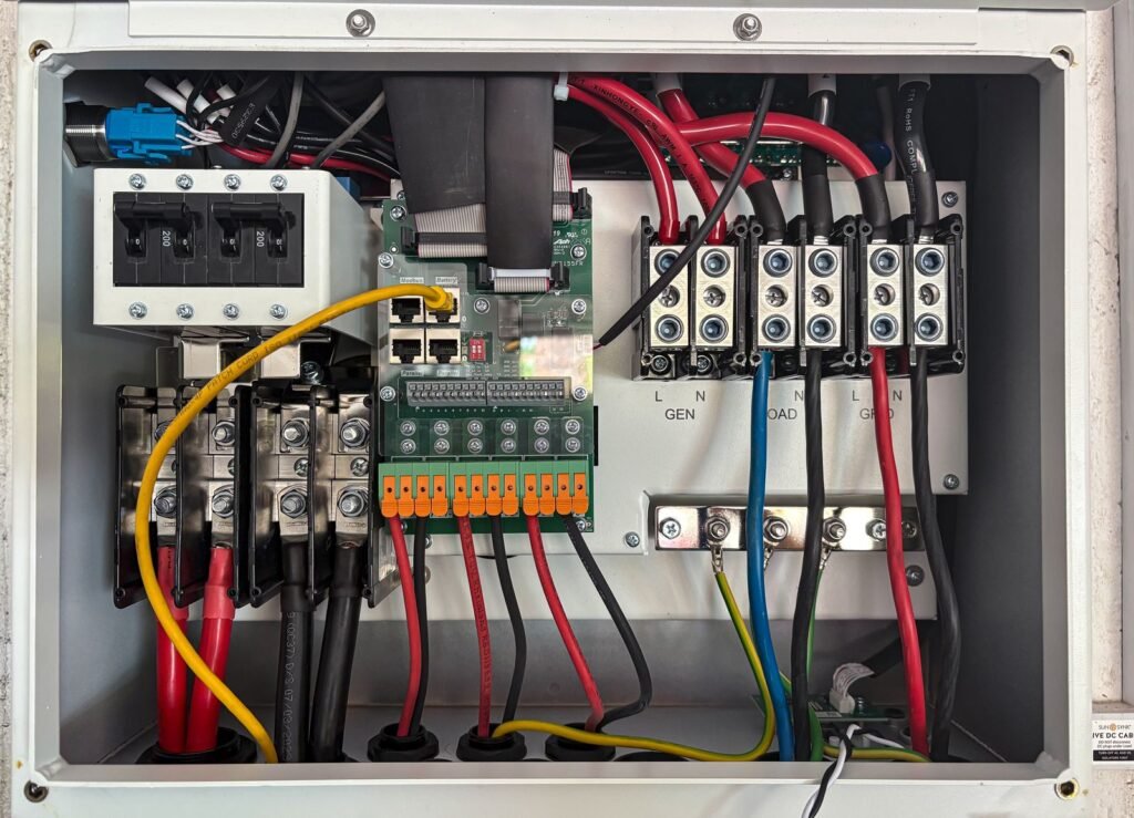 Eletricista instalando quadro de disjuntores em atendimento no Cursino, São Paulo