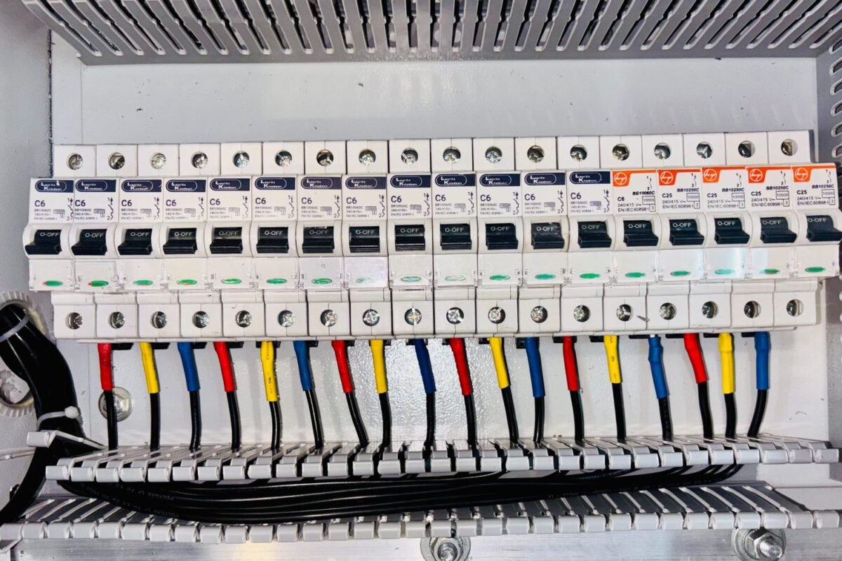 Quadro elétrico com disjuntores e fiação organizada