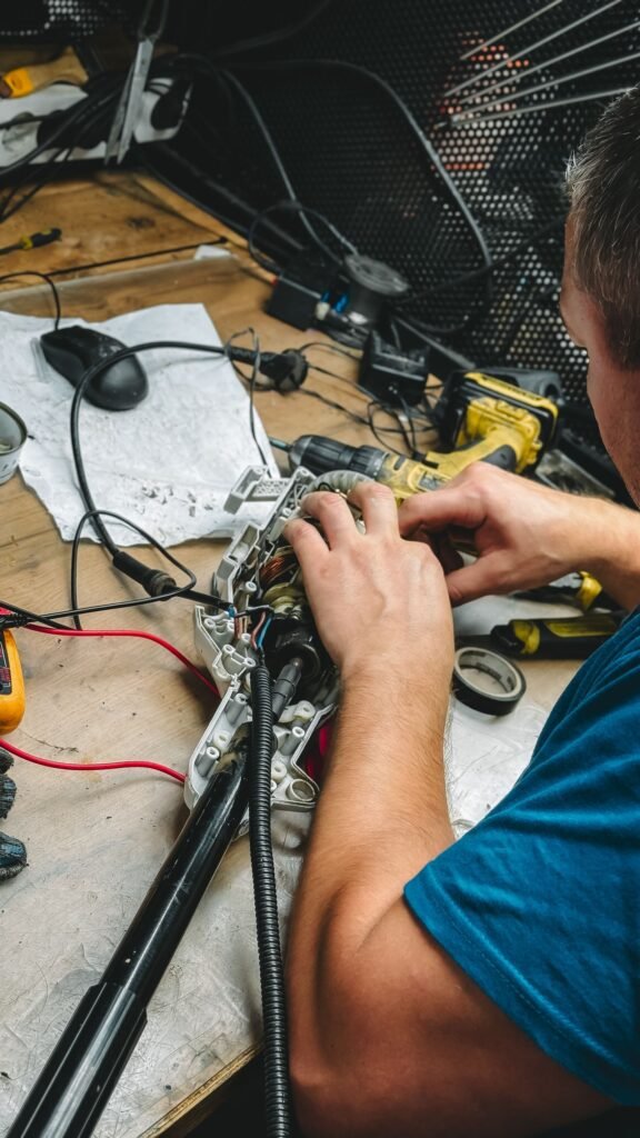 Eletricista revisando painel elétrico em atendimento residencial no Jabaquara, São Paulo