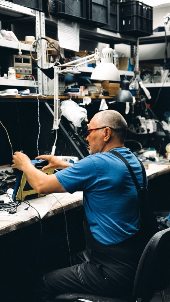 Eletricista trabalhando em quadro de força em atendimento predial na Santa Cecília, São Paulo