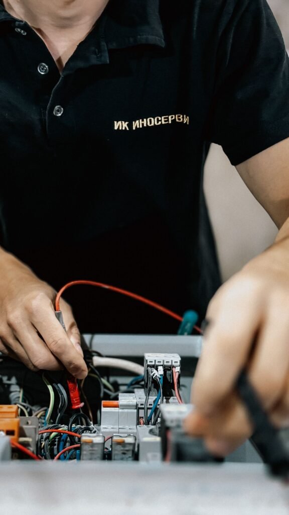 Eletricista realizando manutenção em fiação elétrica em atendimento na Mooca, São Paulo