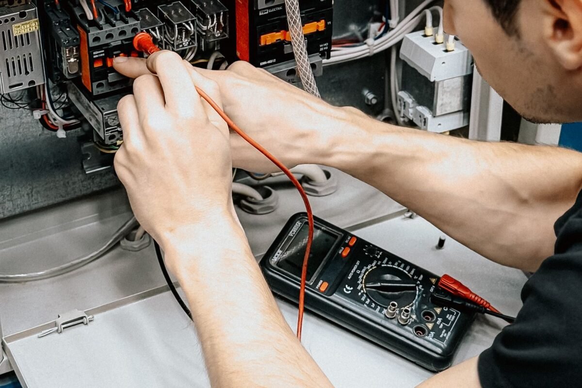 Eletricista realizando diagnóstico em quadro elétrico residencial