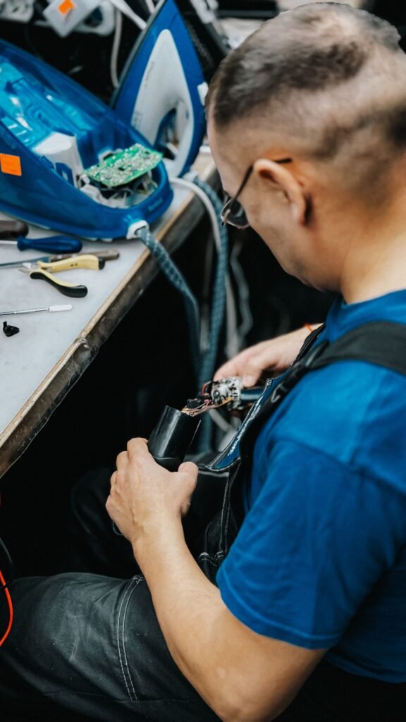 Eletricista verificando quadro de disjuntores em atendimento residencial na Saúde, São Paulo