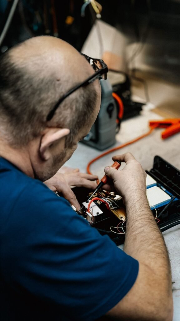 Eletricista instalando disjuntor em atendimento residencial em Perdizes, São Paulo