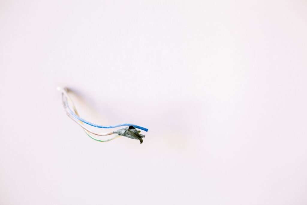 Eletricista instalando disjuntor em atendimento residencial na Vila Medeiros, São Paulo