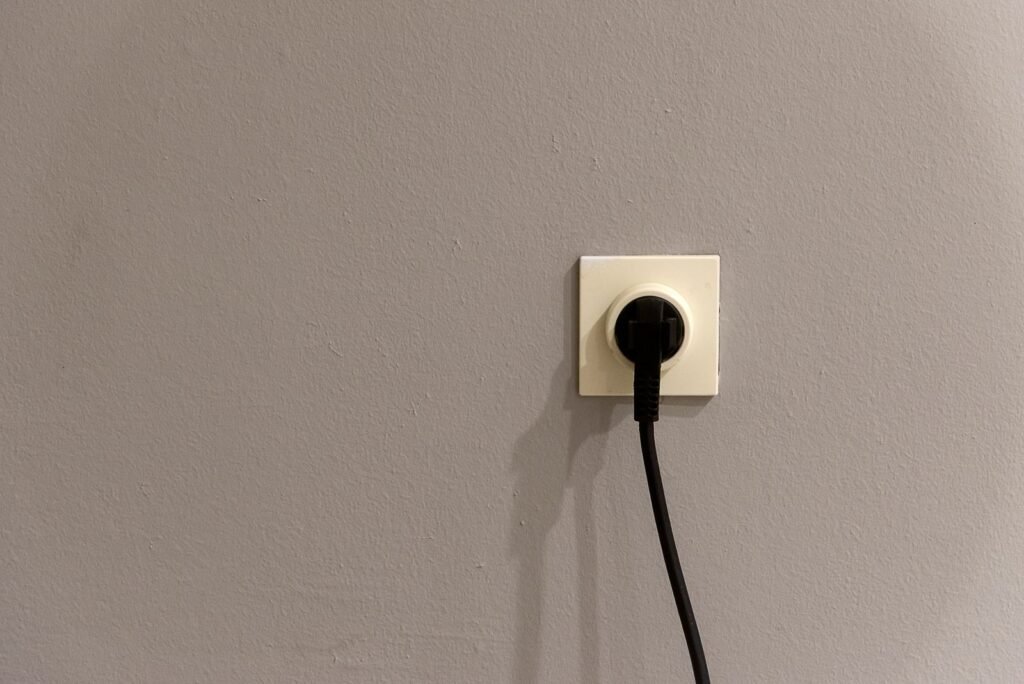 Eletricista revisando fiação residencial em atendimento na Parada Inglesa, São Paulo