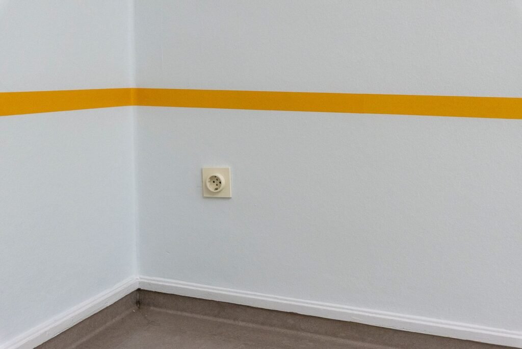 Eletricista instalando quadro de disjuntores em atendimento residencial no Jaguara, São Paulo