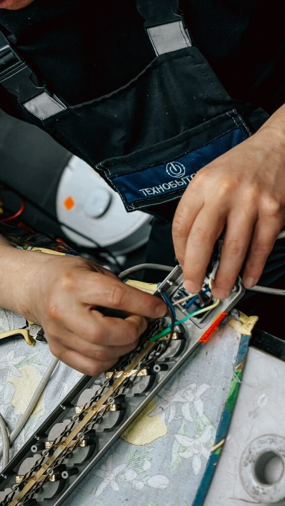 Eletricista revisando painel elétrico em atendimento comercial na Bela Vista, São Paulo