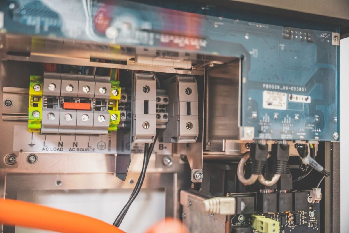 Eletricista revisando instalação elétrica em prédio residencial no Jaguaré, São Paulo