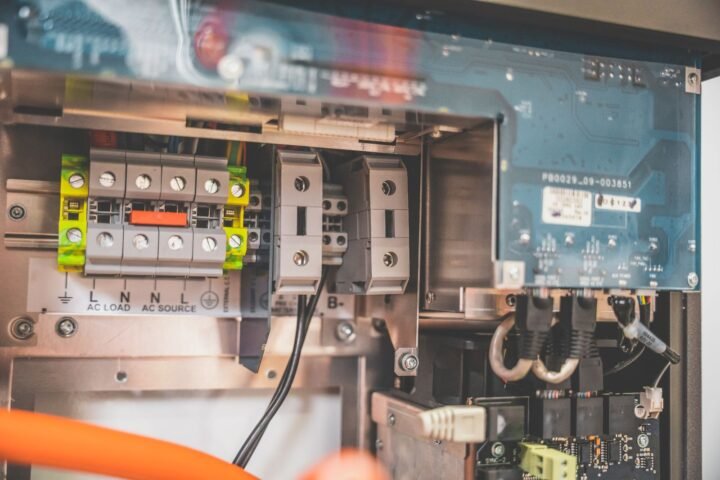 Eletricista revisando instalação elétrica em prédio residencial no Jaguaré, São Paulo