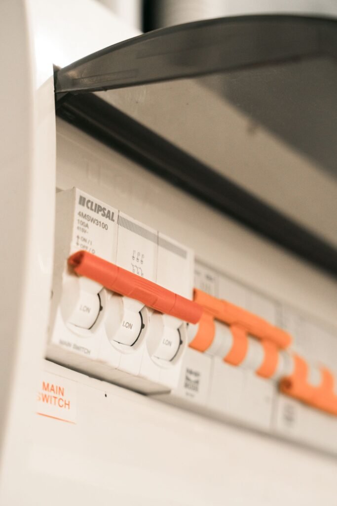 Eletricista realizando manutenção elétrica residencial na Penha, São Paulo