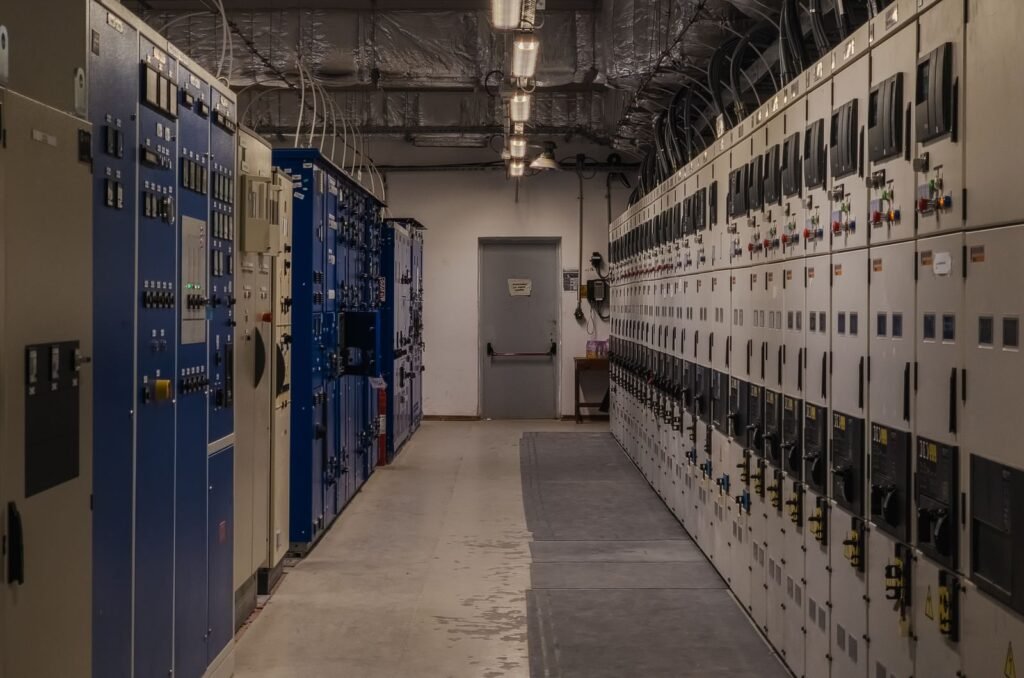 Eletricista revisando quadro elétrico em prédio residencial no Jardim Paulista, São Paulo