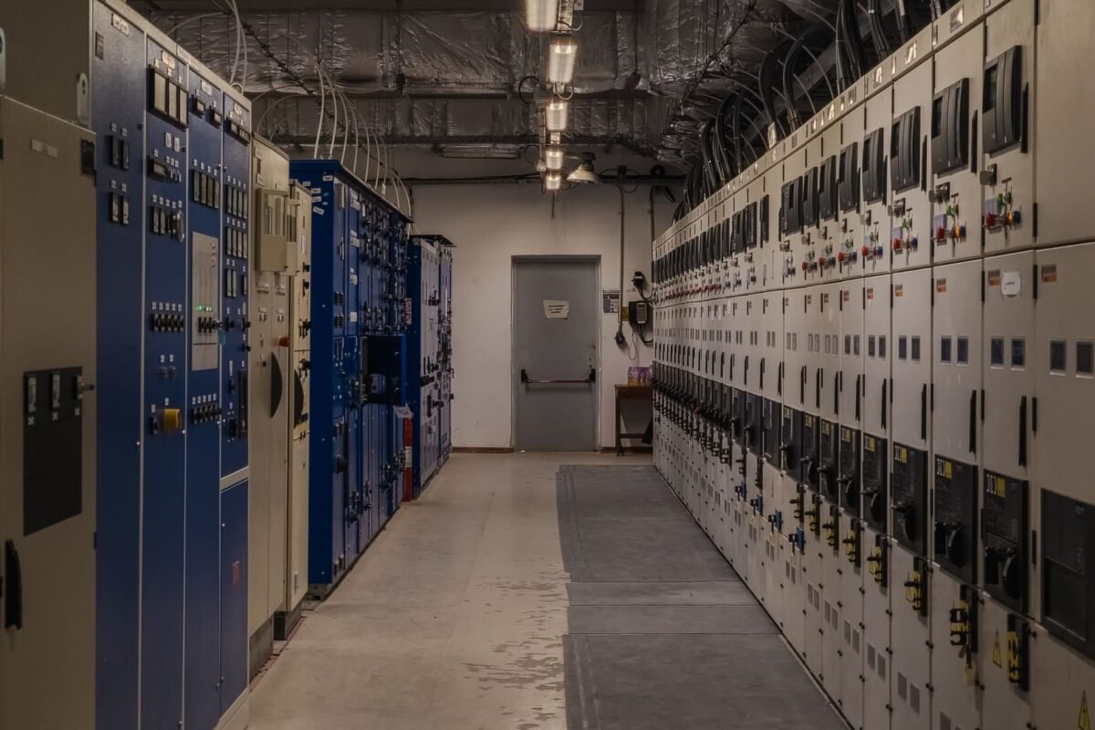 Eletricista revisando quadro elétrico em prédio residencial no Jardim Paulista, São Paulo