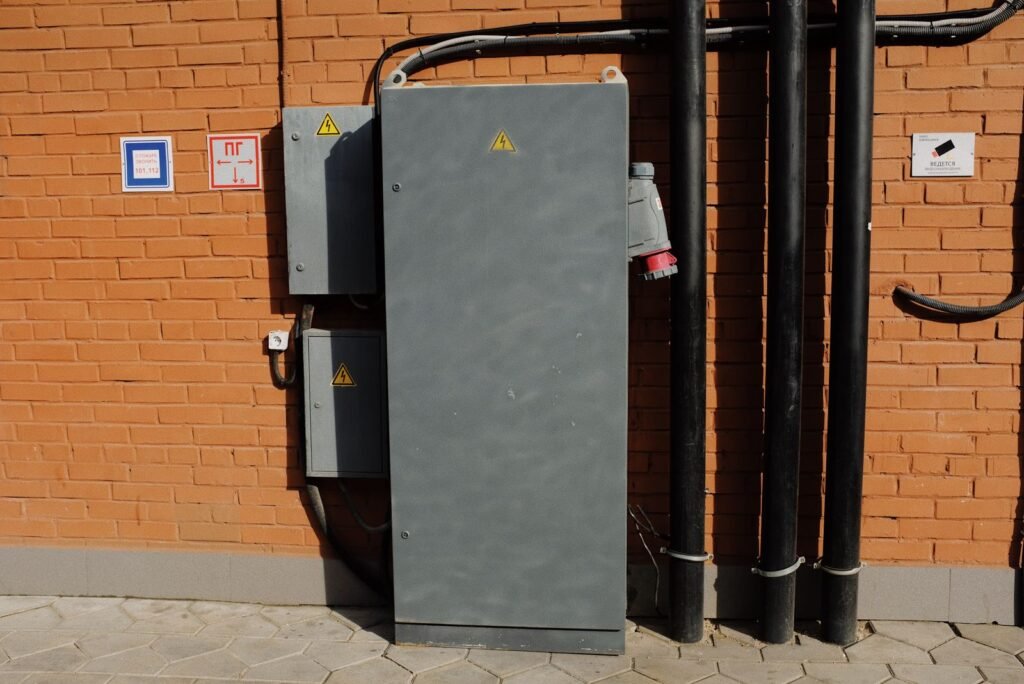 Eletricista realizando instalação elétrica residencial na Brasilândia, São Paulo
