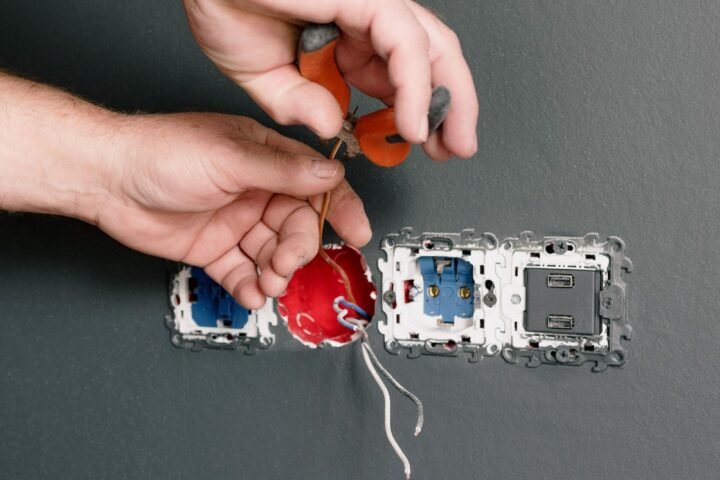 Eletricista reparando tomada elétrica residencial