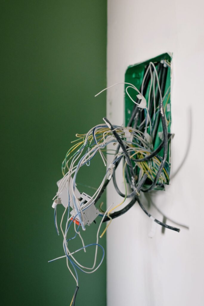 Eletricista testando fiação residencial em atendimento no Limão, São Paulo