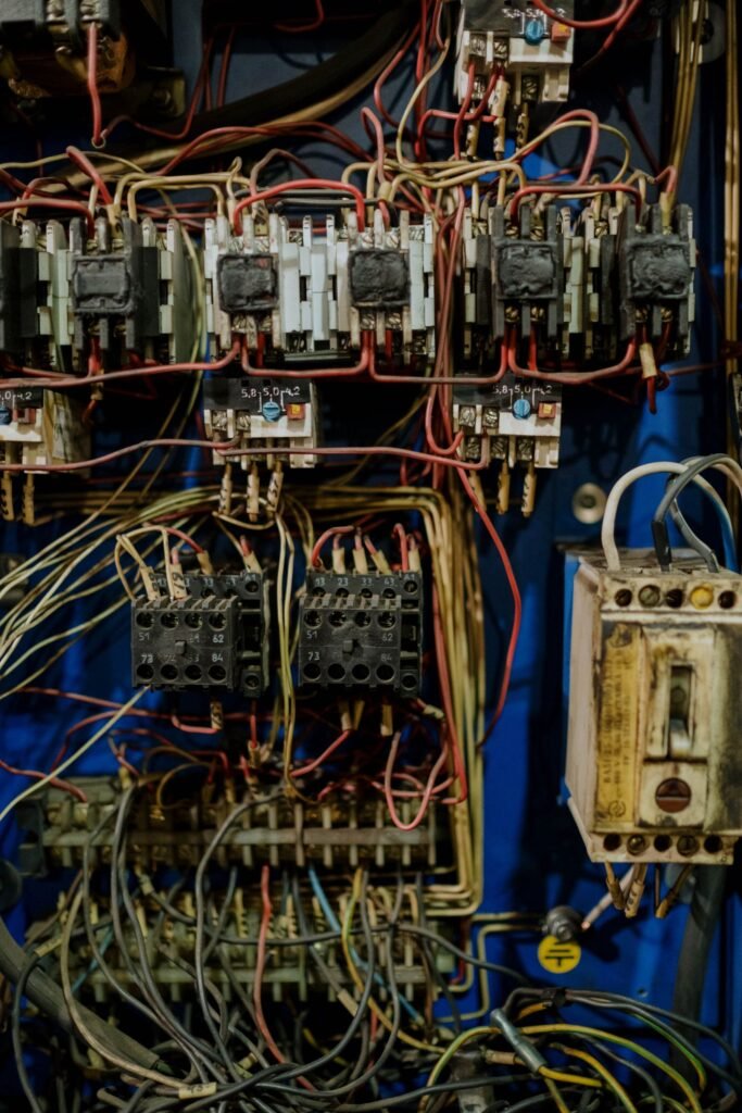 Eletricista realizando manutenção elétrica em condomínio de alto padrão no Morumbi, São Paulo