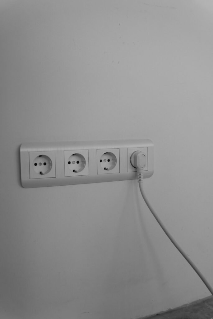 Eletricista testando quadro elétrico em atendimento residencial no Sacomã, São Paulo