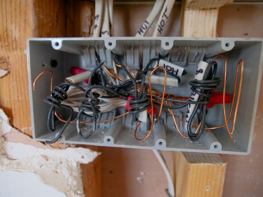 Eletricista testando disjuntores em atendimento predial na República, São Paulo