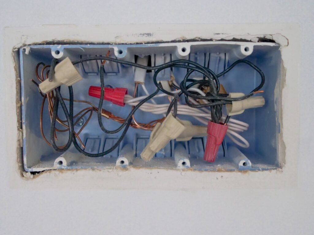 Eletricista realizando manutenção elétrica em atendimento residencial no Lajeado, São Paulo