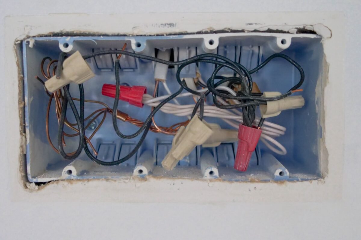 Eletricista realizando manutenção elétrica em atendimento residencial no Lajeado, São Paulo