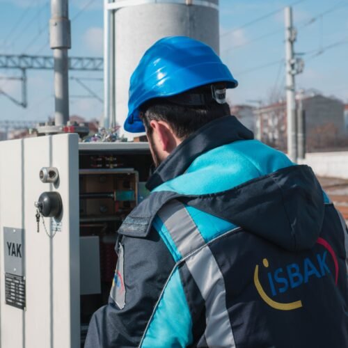 Eletricista inspecionando caixa de disjuntores