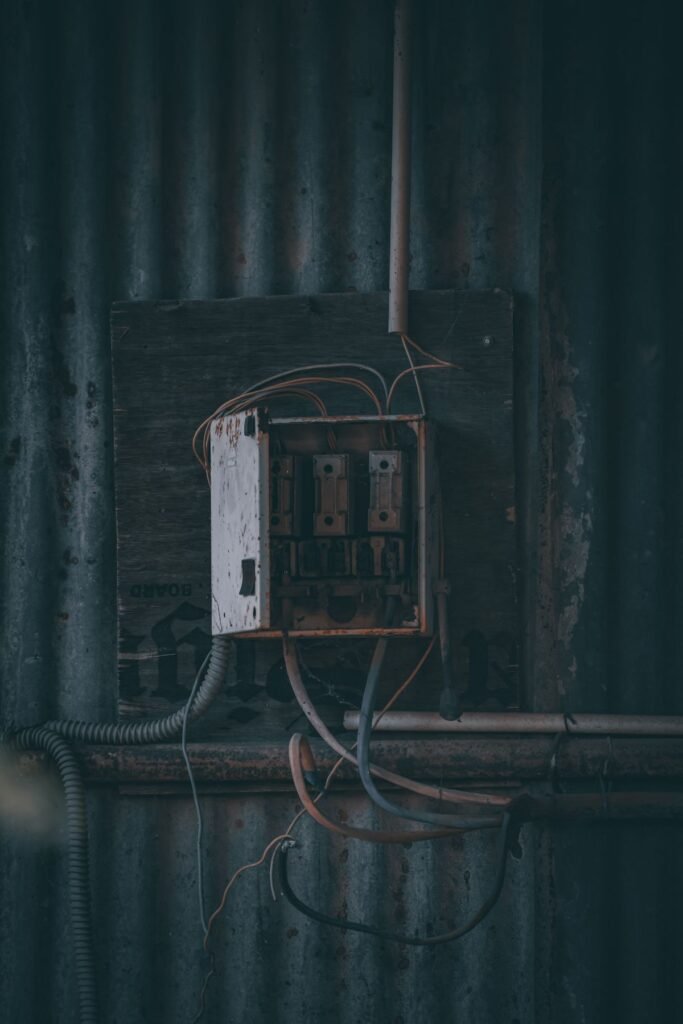 Diferentes tipos de disjuntores em quadro elétrico