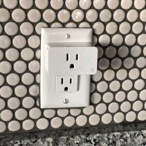 Tomada elétrica com plugue inteligente conectado
